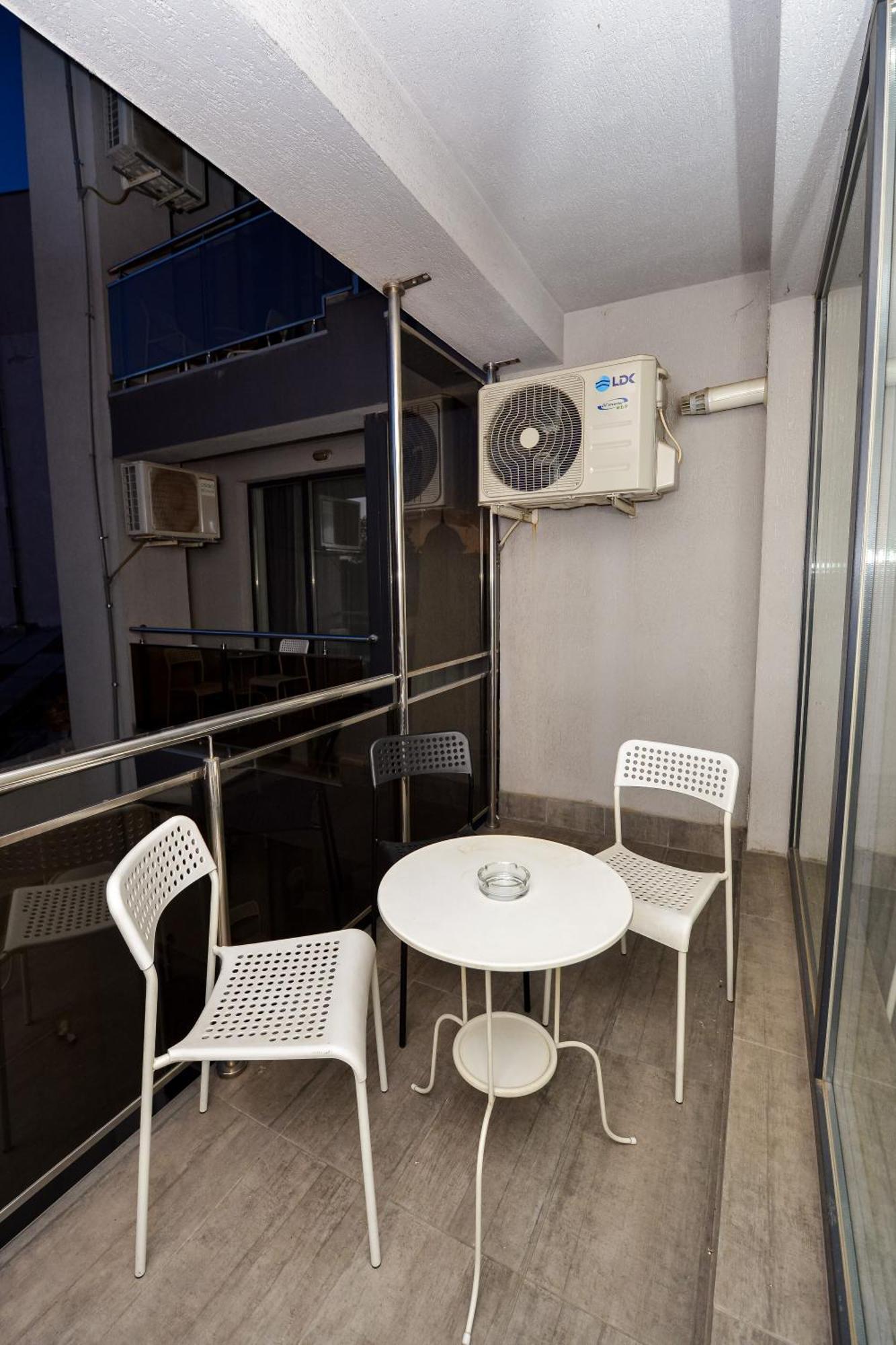 City Center Suite With Terrace Bukarest Exterior foto